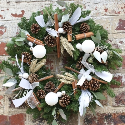 Luxury Swanlake Fresh Christmas Wreath with FREE GIFT